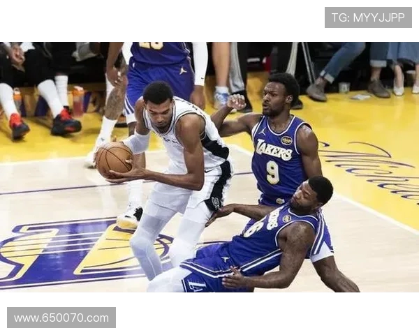 近况天壤之别湖人两连胜迎战五连败快船的焦点之战明日赛场对决