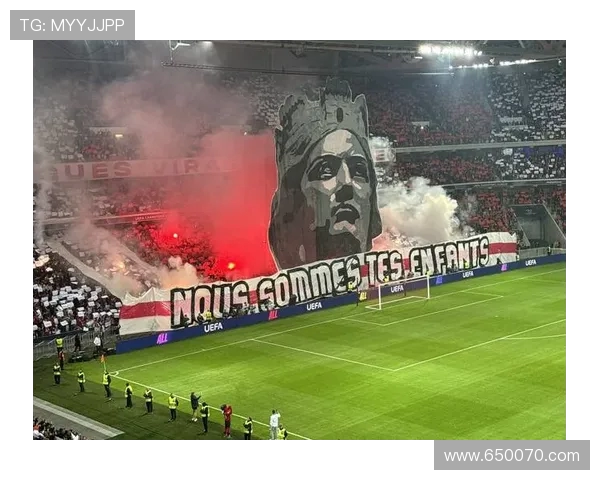 足球彩绘文化：死忠球迷看台Tifo制作成本与视觉冲击力的逻辑关系